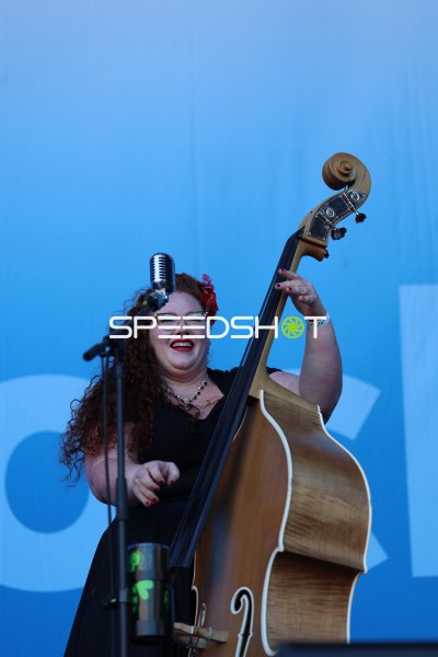 Sabine (Stranger Cats) am Kontrabass bei Liveauftritt in Kiel