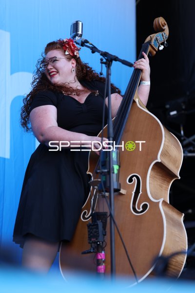 Sabine (Stranger Cats) spielt Kontrabass auf der Bühne in Kiel