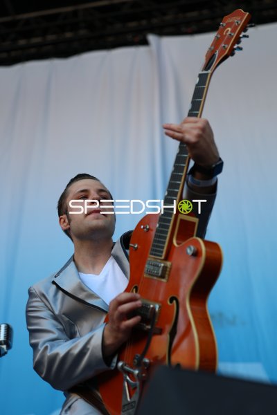 Jonas Heider (Stranger Cats) mit Gretsch-Gitarre bei Bühnenauftritt in Kiel