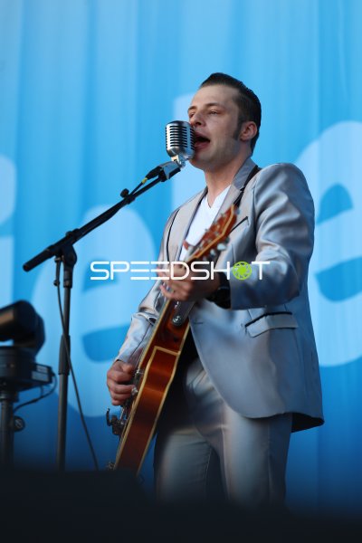 Jonas Heider (Stranger Cats) singt und spielt Gitarre auf der Bühne