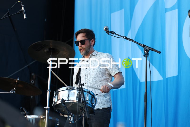 Tobi (Stranger Cats) am Schlagzeug beim Open-Air-Auftritt in Kiel