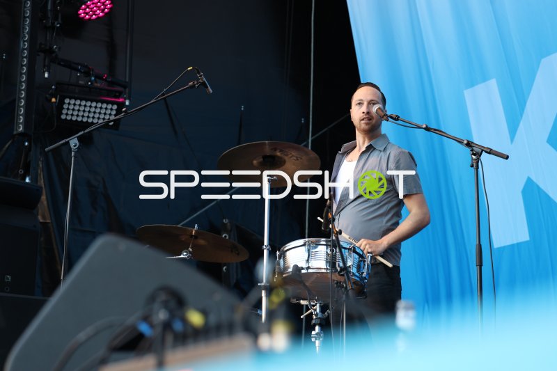 Schlagzeuger bei Live-Auftritt auf Open-Air-Bühne in Kiel