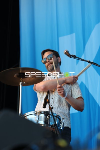 Tobi (Stranger Cats) am Schlagzeug bei Open-Air-Auftritt in Kiel