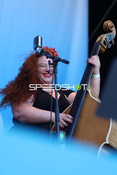 Sabine von Stranger Cats spielt Kontrabass auf der Bühne