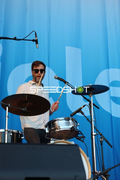 Tobi (Stranger Cats) am Schlagzeug beim Open-Air-Auftritt in Kiel