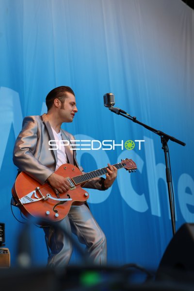 Gitarrist mit Gretsch-Gitarre beim Auftritt in Kiel