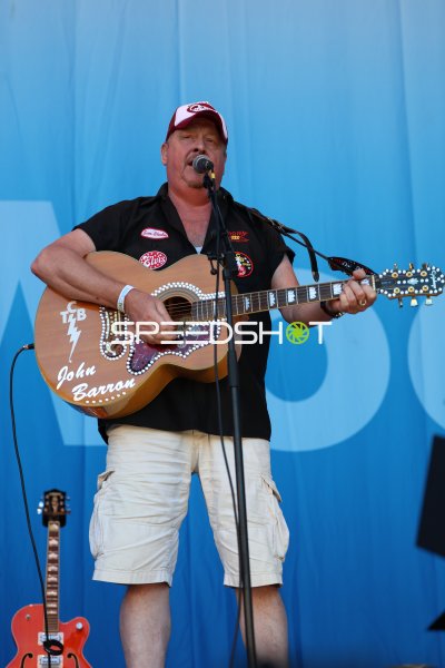 Musikact auf der Kieler Woche 2026: Liveauftritt mit Akustikgitarre