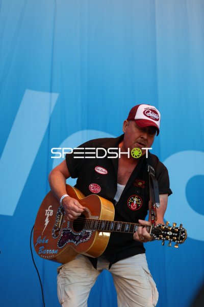 John Barron performt mit Akustikgitarre bei der Kieler Woche 2026