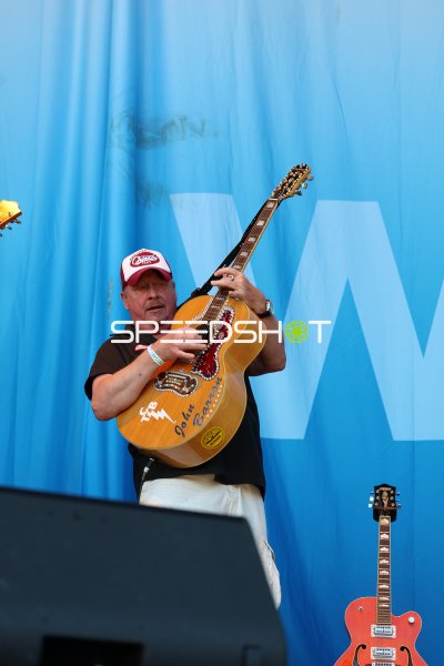 John Barron spielt auf seiner Akustikgitarre bei der Kieler Woche 2026