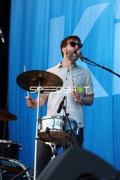 Schlagzeuger singt beim Open-Air-Konzert in Kiel