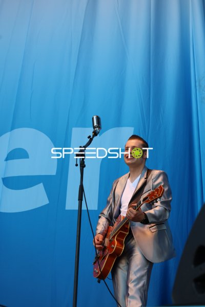 Jonas Heider (Stranger Cats) mit Gitarre auf der Bühne in Kiel