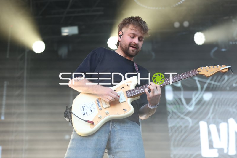 Jason Bartsch (Das Lumpenpack) spielt E-Gitarre auf der Kieler Woche 2026