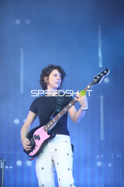 Lola Schrode (Das Lumpenpack) mit pinker E-Bass bei Kieler Woche 2026