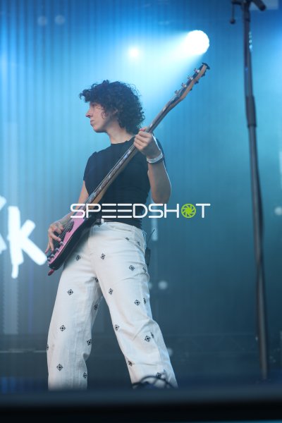 Lola Schrode (Das Lumpenpack) beim Bass-Solo auf der Kieler Woche 2026