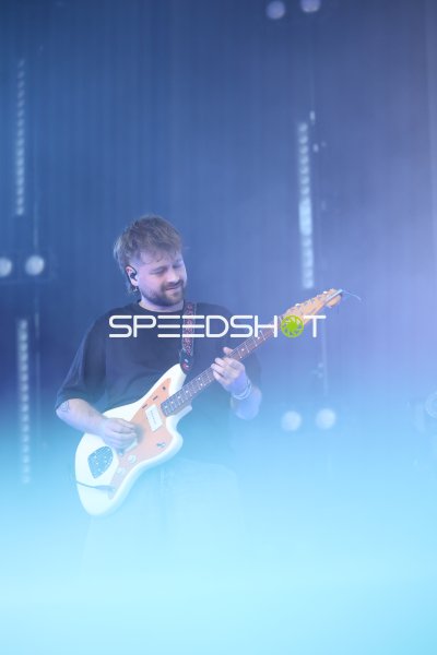 Jason Bartsch (Das Lumpenpack) spielt E-Gitarre auf der Bühne in Kiel