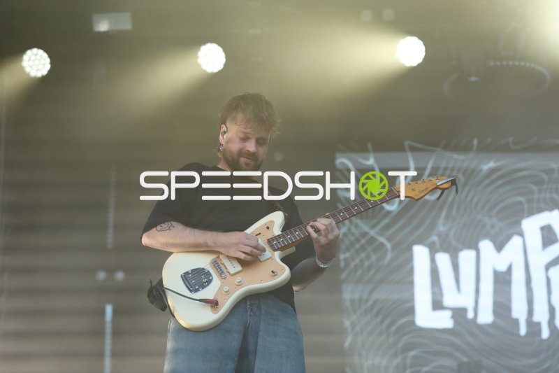 Jason Bartsch (Das Lumpenpack) spielt E-Gitarre auf der Bühne in Kiel