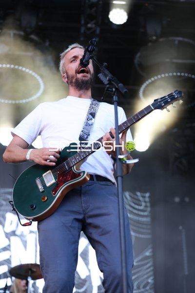 Maximilian Kennel (Das Lumpenpack) singt und spielt Gitarre auf der Bühne