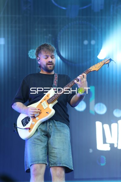 Jason Bartsch (Das Lumpenpack) spielt E-Gitarre auf der Bühne in Kiel