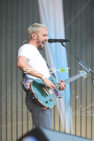 Maximilian Kennel (Das Lumpenpack) singt und spielt Gitarre auf der Bühne