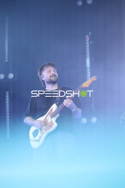 Jason Bartsch (Das Lumpenpack) spielt E-Gitarre auf der Bühne in Kiel