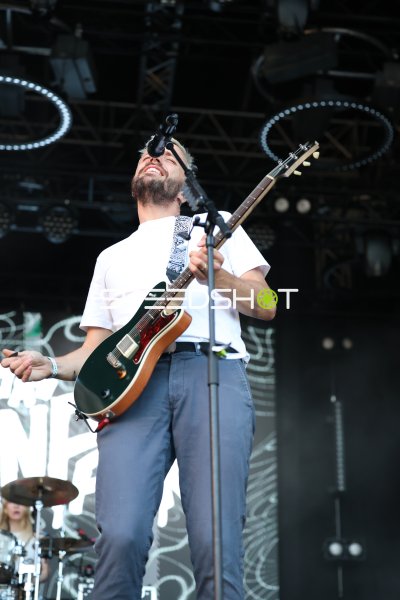 Gitarrist mit E-Gitarre beim Liveauftritt auf Freiluftbühne in Kiel