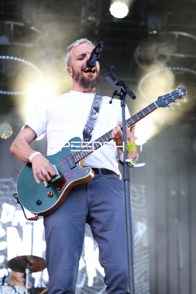 Maximilian Kennel (Das Lumpenpack) singt und spielt Gitarre auf der Bühne