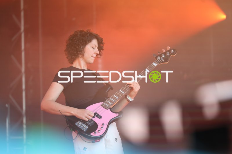 Lola Schrode (Das Lumpenpack) spielt Bass auf der Bühne in Kiel