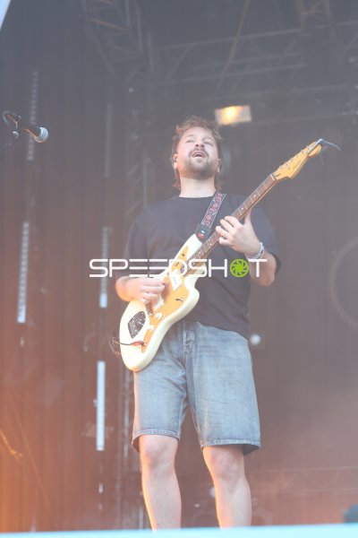 Jason Bartsch (Das Lumpenpack) beim Gitarrenspiel auf der Bühne in Kiel