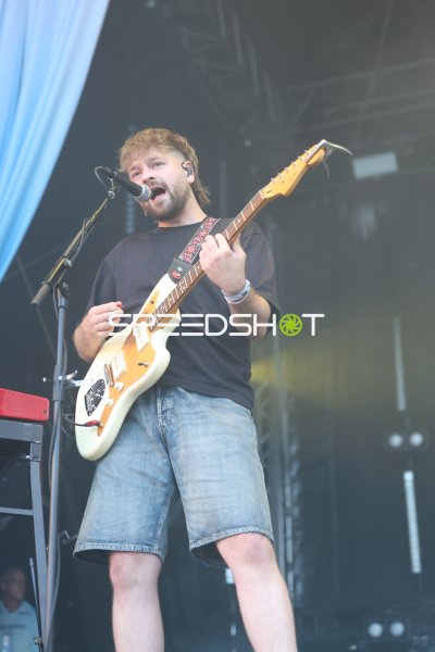 Jason Bartsch (Das Lumpenpack) singt und spielt Gitarre auf der Bühne