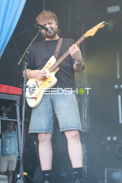 Jason Bartsch (Das Lumpenpack) singt und spielt Gitarre auf der Bühne