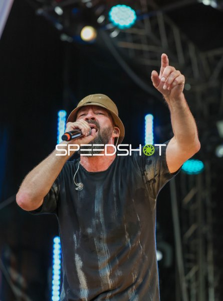 Gentleman live auf der Bühne in Kiel