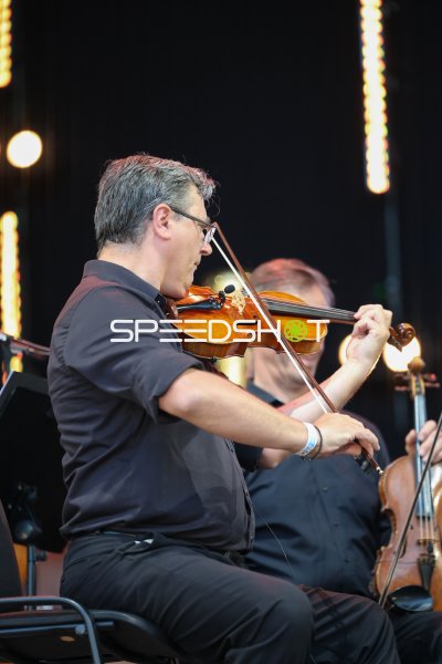 Violinist bei Freilichtkonzert zusammen mit Gentleman in Kiel