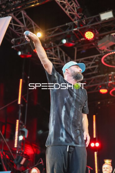 Gentleman bei Liveauftritt in Kiel mit erhobener Hand