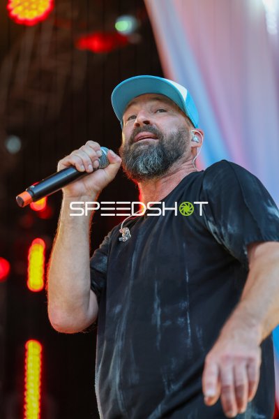 Gentleman bei Live-Auftritt mit Mikrofon in Kiel