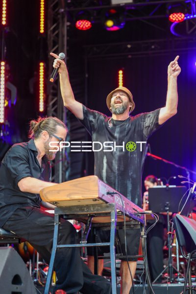 Gentleman beim Liveauftritt in Kiel mit Mikrofon und Keyboarder