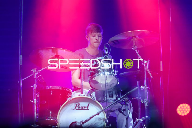 Schlagzeuger am Pearl-Drumset bei Konzert in Kiel