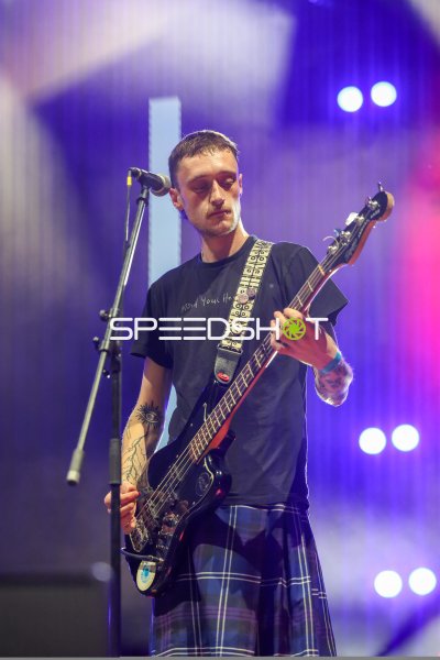 Bassist mit E-Gitarre und Kilt bei Konzert in Kiel
