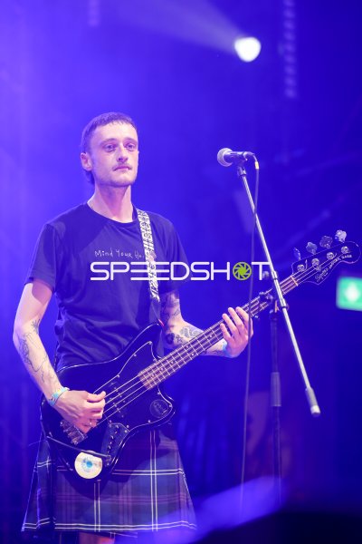 Bassist mit Squier Jaguar Bass bei Konzert in Kiel