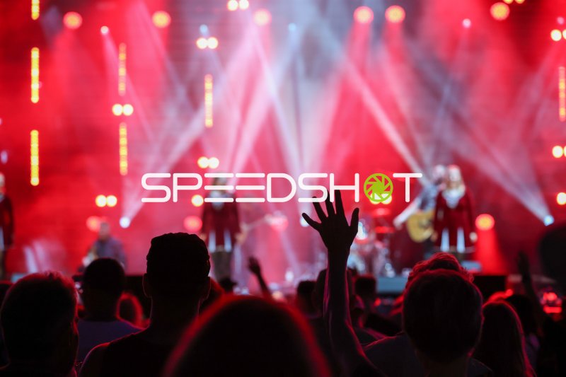 Konzertpublikum feiert bei Liveshow in Kiel