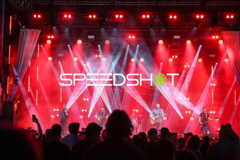 Liveband auf der Bühne bei Konzert in Kiel