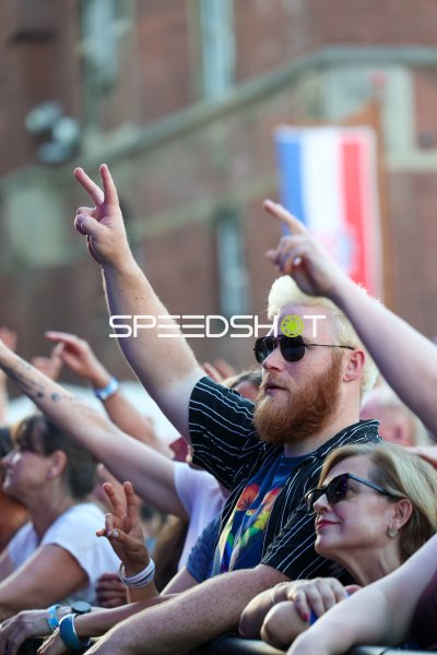 Begeisterte Fans feiern bei Open-Air-Veranstaltung in Kiel