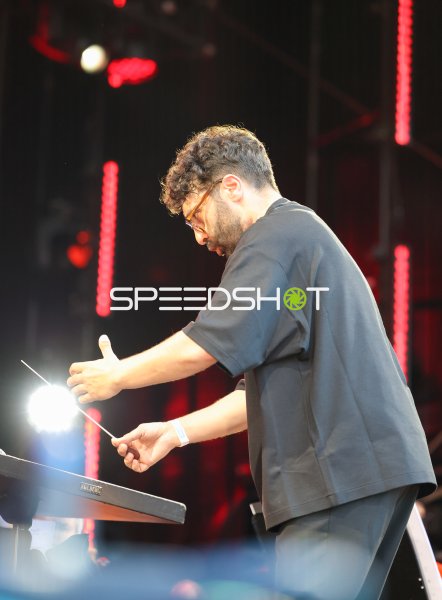 Dirigent mit Taktstock bei Konzert in Kiel