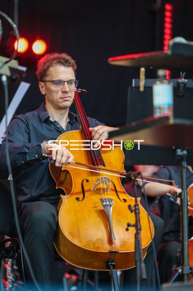 Cellist bei Orchesterauftritt in Kiel