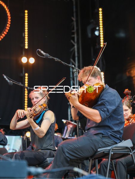 Orchestermusiker spielen Geige bei Open-Air-Konzert in Kiel