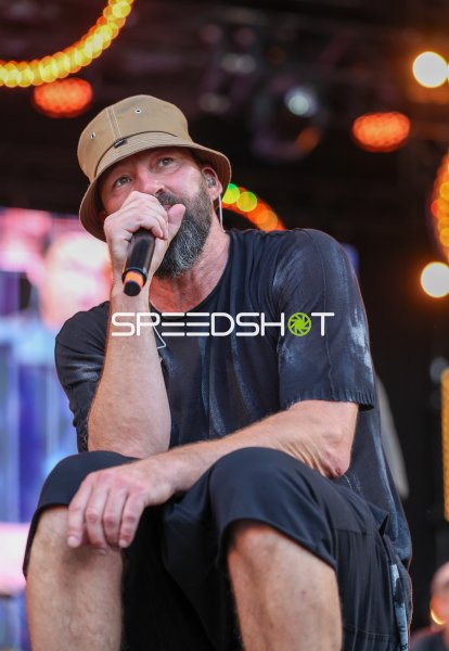 Gentleman bei Live-Auftritt mit Mikrofon in Kiel