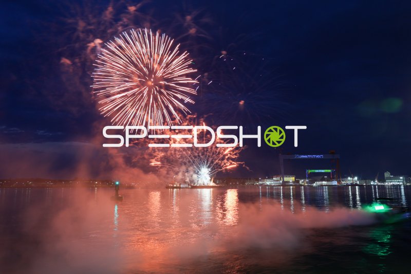 Feuerwerk über der Kieler Förde bei Nacht