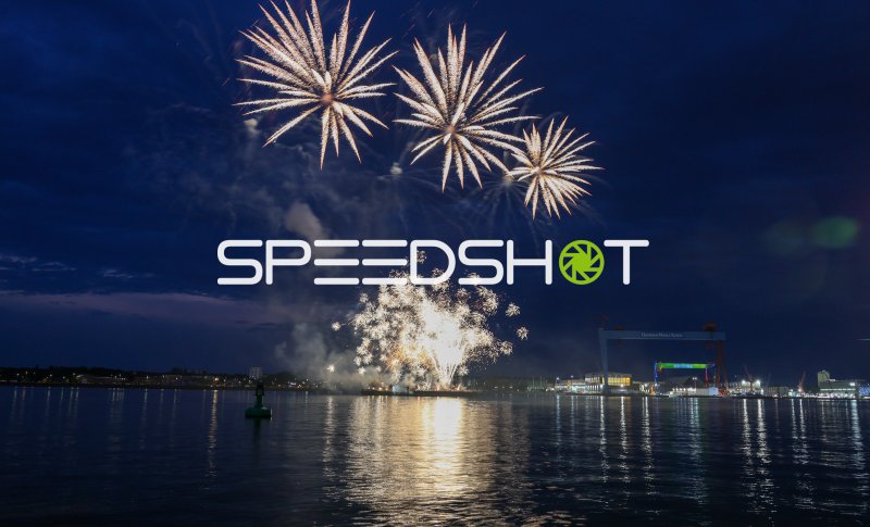 Feuerwerk über der Kieler Förde mit German Naval Yards im Hintergrund