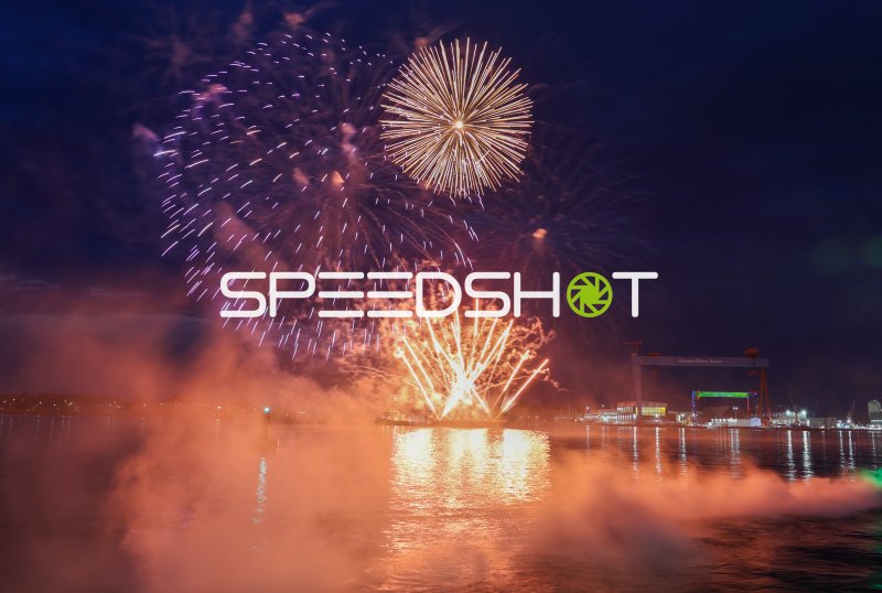 Feuerwerk über der Kieler Förde mit German Naval Yards im Hintergrund