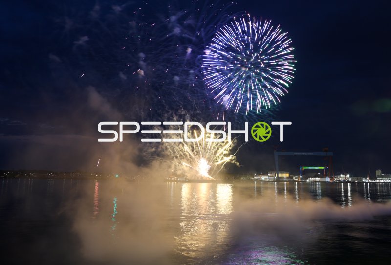Feuerwerk über der Kieler Förde bei Nacht