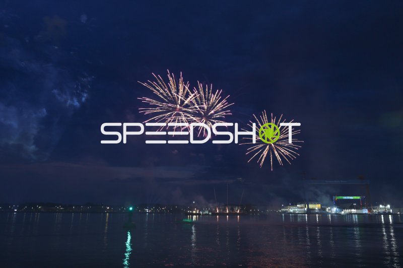 Feuerwerk über der Kieler Förde bei Nacht